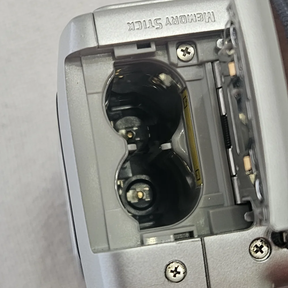 Sony Cyber-shot DSC-P71 3.2 MP Digital Camera 6X Zoom Multi Burst MPEG Movie HQX